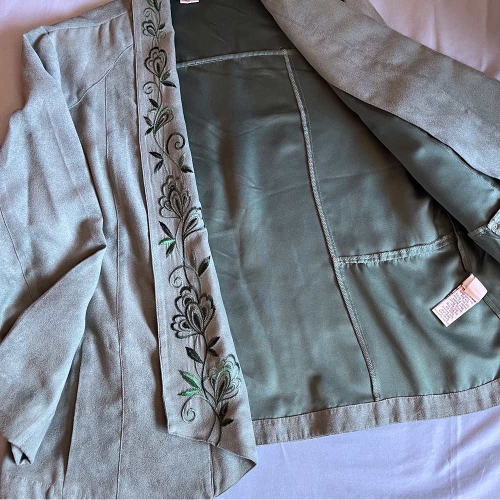 Lovely Sage Green Embroidered Blazer with Open-Front Design. Size L - Picture 5 of 8